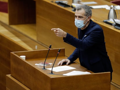 En la imagen, el portavoz de Ciudadanos, Toni Cantó, durante su intervención en un pleno de las Cortes Valencianas.