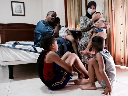 Mimoun y su familia se hospedan en un hostal tras ser desahuciados de su vivienda en Melilla el 30 de agosto de 2021.