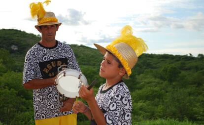 Várias gerações da comunidade do Roçado de Dentro ensaiam para o desfile do carnaval