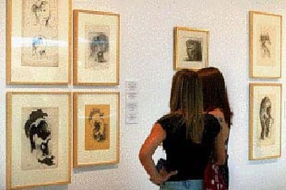 Dos jóvenes contemplan los dibujos de Jacques Lipchitz que exhibe el IVAM.