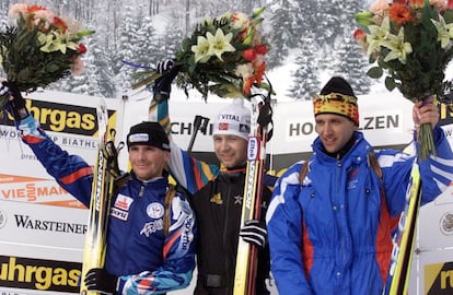 Bjoerndalen celebra el Campeonato del Mundo de Biatlón, celebrado en Austria en 1998 junto a Raphael Poiree (2º lugar, izq) y Pavel Rostovtsev (3º)