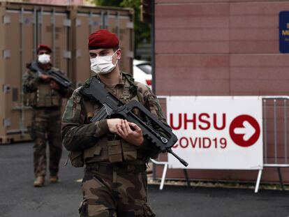 Paracaidistas militares franceses vigilan el hospital de Perpiñán, el miércoles pasado.