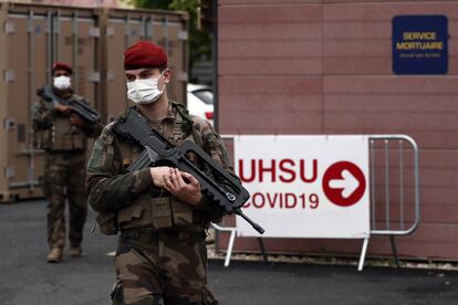 Paracaidistas militares franceses vigilan el hospital de Perpiñán, el miércoles pasado.