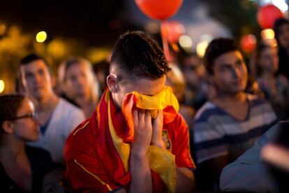 A man covers his face with a Spanish flag in Madrid&#039;s Puerta de Alcal&aacute; on Saturday night, after hearing the news that the city&#039;s bid to host the 2020 Olympics had failed.