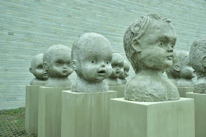 'Square of Dolls' (1981), del escultor Jass Kaselaan, en el Kumu Museum.