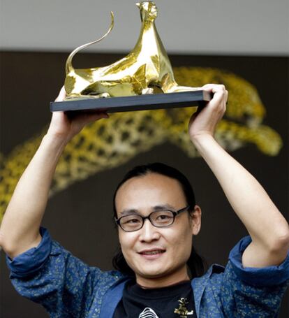 Li Hong levanta el Leopardo de Oro en el Festival de Locarno, por su película <i>Han Jia</i> (Vacación de Invierno).