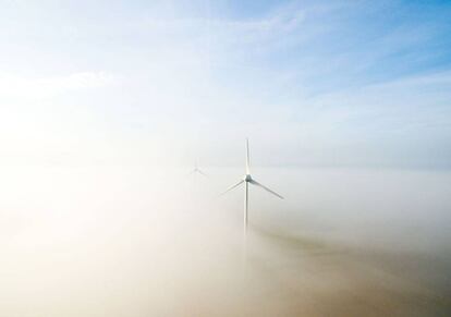 Un molino de viento entre la niebla, en un campo cerca de Hanover (Alemania).