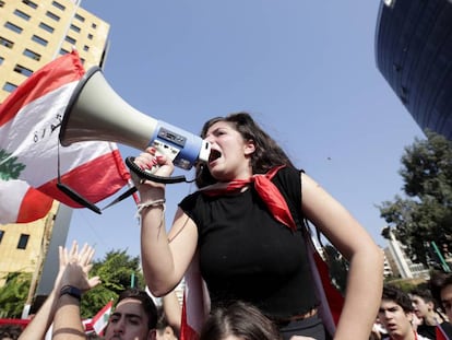 Una estudiante participa en una manifestación antigubernamental frente al Ministerio de Educación en Beirut el 7 de noviembre de 2019.