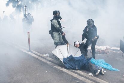 Hong Kong é palco de manifestações sem precedentes desde junho contra a interferência de Pequim e a favor de uma maior democracia neste território semi-autônomo de 7,5 milhões de habitantes, que sofreu sua maior crise política desde o retorno à soberania chinesa em 1997. Na foto, a polícia prende um manifestante ferido na Universidade Politécnica de Hong Kong.