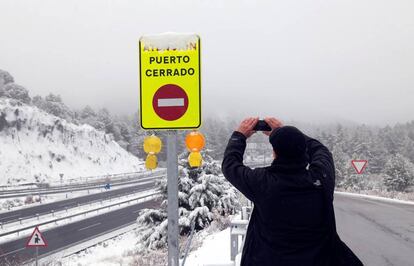 Más de 120 kilómetros de autovía en Granada estuvieron cortados desde la madrugada del sábado, incluido el puerto de La Mota, en la imagen.