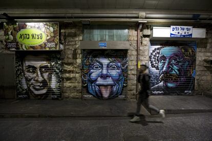 Un hombre pasa delante de establecimientos del mercad Mahane Yehuda.