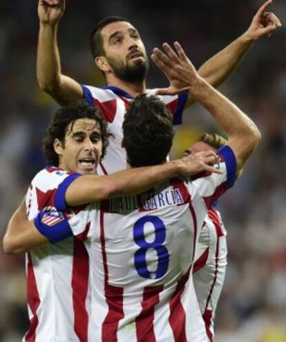 Arda Turan celebra su gol junto a Tiago y Raúl García.