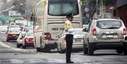  Un polic&iacute;a regula el tr&aacute;fico en Ciudad de M&eacute;xico.