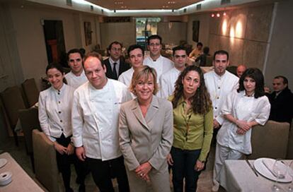 Yolanda Martínez (centro) y Aitor Agorreta (a la izquierda), junto al resto del equipo.