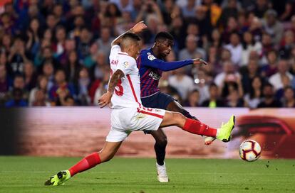 Dembélé amb Arana, en un partit contra el Sevilla.