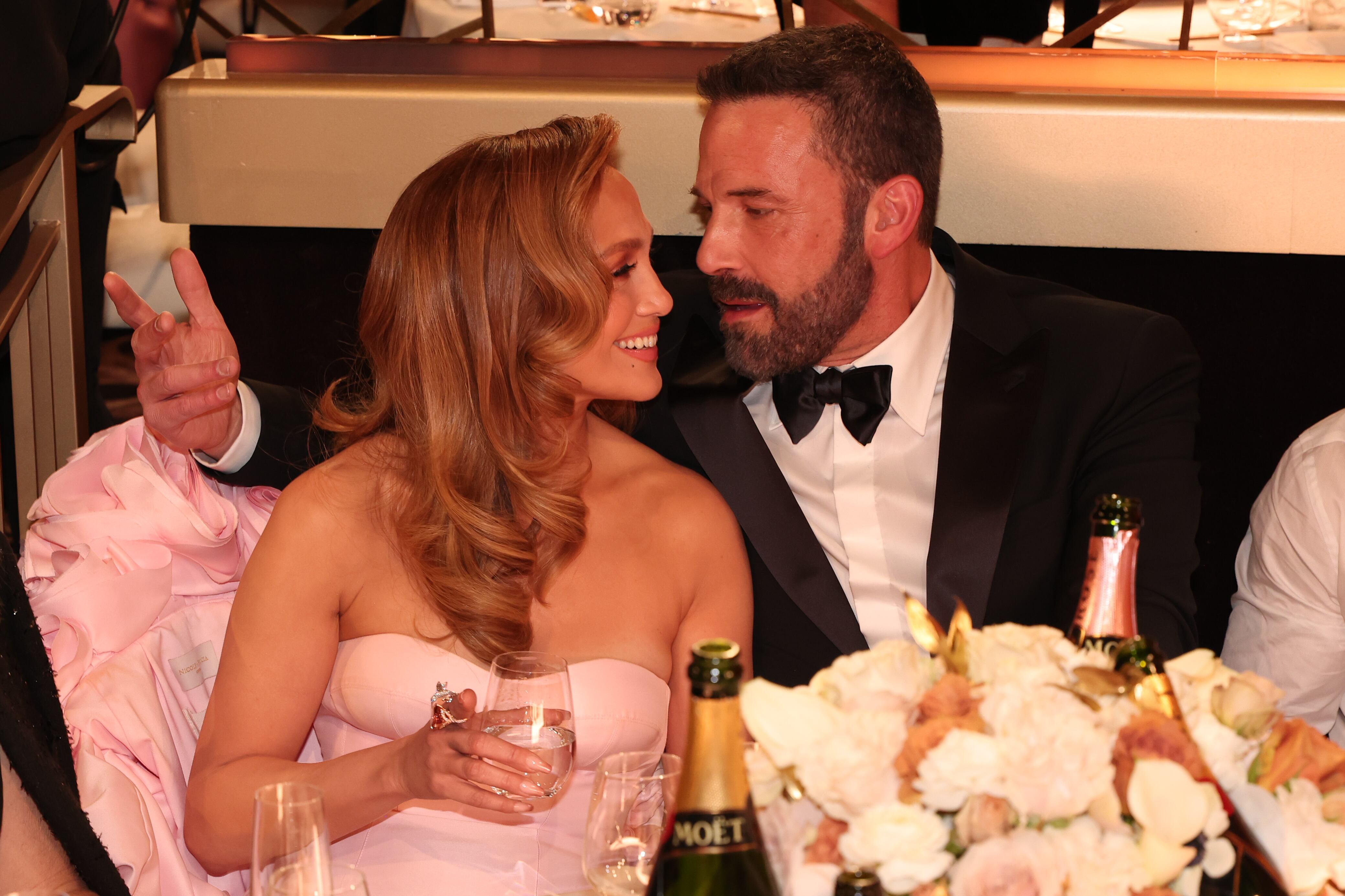 Tampoco posaron juntos en la alfombra roja Jennifer Lopez y Ben Affleck, pero no escatimaron arrumacos durante la gala. El matrimonio asistía a la ceremonia defendiendo el último trabajo de Affleck, 'Air'.