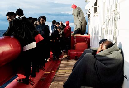 Migrantes rescatados en la cubierta del barco 'Ocean Viking', en el golfo de Catania este domingo. La semana pasada, el 'Ocean Viking' (operado por la ONG SOS Méditerranée), el 'Sea Barents' (MSF) y el 'Humanity 1' (Humanity), lanzaron decenas de llamadas de auxilio que quedaron sin responder. Los tres llevaban desde el 22 de octubre vagando por el Mediterráneo en búsqueda de un puerto seguro en el que desembarcar al total de 985 personas que llevan a bordo.