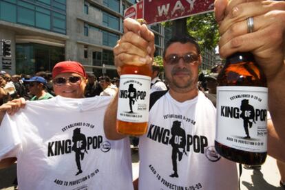 Vendedores de <i>merchandising</i> de Michael Jackson apostados a las puertas del Staples Center, donde se celebraba su funeral.