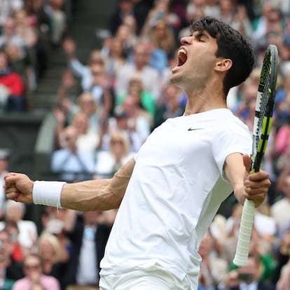 Wimbledon (United Kingdom), 12/07/2024.- Carlos Alcaraz of Spain celebrates after winning his Men's Singles semifinal match against Daniil Medvedev of Russia at the Wimbledon Championships, Wimbledon, Britain, 12 July 2024. (Tenis, Rusia, Espa?a, Reino Unido) EFE/EPA/NEIL HALL EDITORIAL USE ONLY
