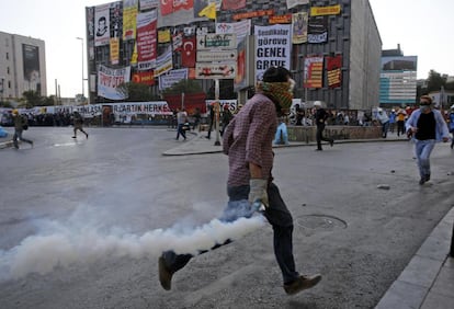 El Centro Cultural Atatürk (AKM) cubierto de pancartas contra Erdogan durante las protestas de Gezi en 2013