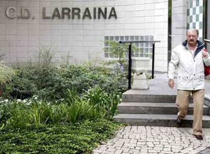 Un socio del club 'Larraina', exclusivo para hombres, sale del recinto deportivo