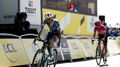 Valentin Paret Peintre celebra la victoria por delante de Ben Healy en la etapa 16 del Tour este martes.
