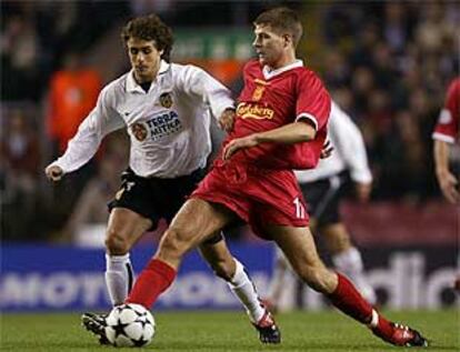 Aimar y Gerrard pugnan por el balón.