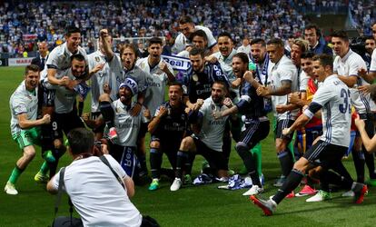 Los jugadores del Real Madrid posan para una foto de equipo mientras celebran el 33º título de liga.