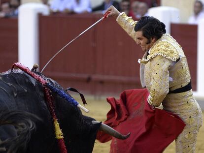 El diestro Morante de la Puebla entra a matar a su primer toro.