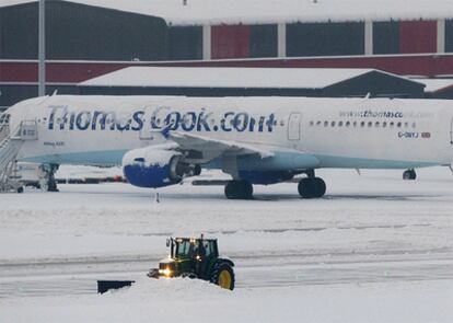 La nieve ha obligado a cerrar el aeropuerto de Manchester.