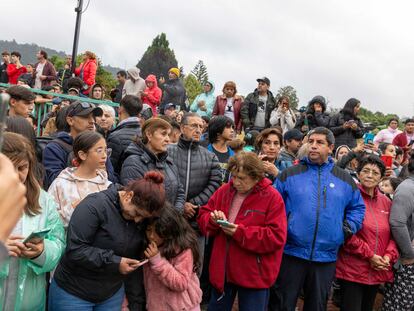 Ciudadanos reunidos alrededor de la tenencia policial de lago Ranco, este martes.