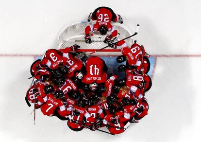 El equipo suizo femenino de hockey sobre hielo se concentra antes de su partido frente a Japón, el 12 de febrero de 2018. 