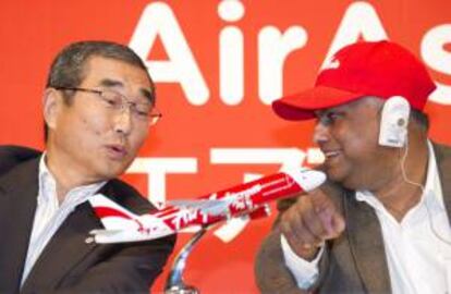 El presidente de la aerolínea ANA, Shinichiro Ito (izda), conversa con el consejero delegado de AirAsia, Tony Fernandes. EFE/Archivo