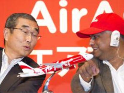 El presidente de la aerolínea ANA, Shinichiro Ito (izda), conversa con el consejero delegado de AirAsia, Tony Fernandes. EFE/Archivo