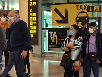 Ambiente en el espacio de llegadas del aeropuerto de El Prat,  el domingo.