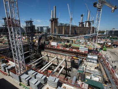 Obras de ampliación del metro de Londres, con la central eléctrica Battersea Power Station al fondo.