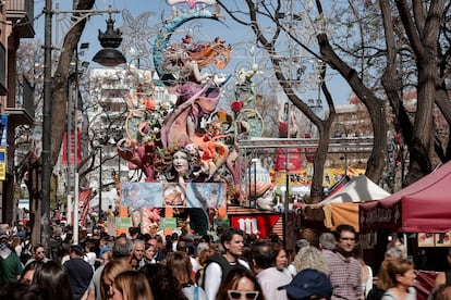 Varias personas pasean por la ciudad de Valencia, el día 16 durante la celebración de las Fallas.