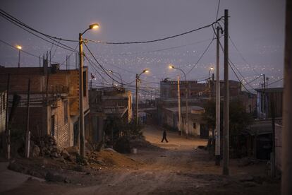 Cuando llega su padrastro, cenan y ven la tele tumbados en la cama. A ella le gustan las películas de miedo. A veces se queda hasta tarde viendo alguna. Y cuando se le caen los párpados, sueña. Suele soñar que regresa a Venezuela. Y allí se reencuentra con su familia y sus amigos. Suele ser un sueño feliz, dice. Pero, a veces, se convierte de pronto en una pesadilla.