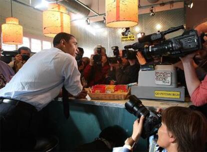Barack Obama pide el desayuno en una cafetería de Pittsburgh (Pensilvania).