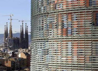 Sede de Aguas de Barcelona (torre Agbar) con la Sagrada Familia al fondo.