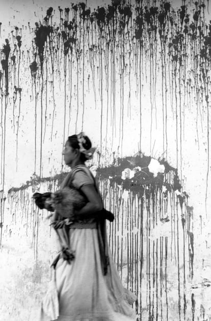 Iturbide es una fotógrafa reconocida dentro y fuera de su país por una trayectoria de más de cuatro décadas, con un trabajo en el que ha retratado, sobre todo, a los indígenas de su país. En la imagen, 'Los pollos'. Juchitán. México, 1979.