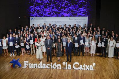 Han presidido la ceremonia en el centro cultural CaixaForum de Madrid, donde Felipe VI ha pedido a los 120 nuevos becarios que cursarán estudios de posgrado en el extranjero que perseveren en los valores del “esfuerzo, la tenacidad y el compromiso” con el progreso de la sociedad para que esta sea “mejor y más justa”.