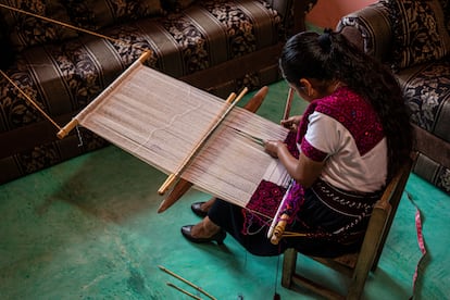En una fotografía de 2021, Francisca Pérez, artesana de San Andrés Larráinzar (Estado de Chiapas), trabaja en su telar de cintura.