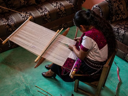 En una fotografía de 2021, Francisca Pérez, artesana de San Andrés Larráinzar (Estado de Chiapas), trabaja en su telar de cintura.