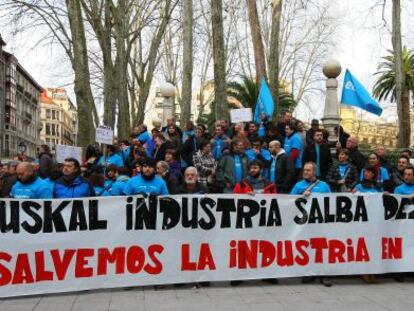 Un momento de la concentraci&oacute;n de los trabajadores de Edesa en los Jardines de Albia de Bilbao.