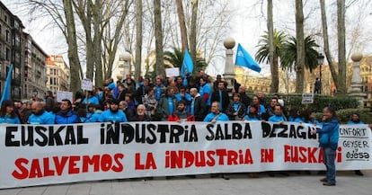 Un momento de la concentraci&oacute;n de los trabajadores de Edesa en los Jardines de Albia de Bilbao.