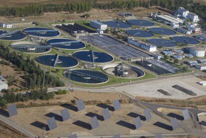 Vista aérea de las instalaciones de depuración de aguas residuales de Sevilla.