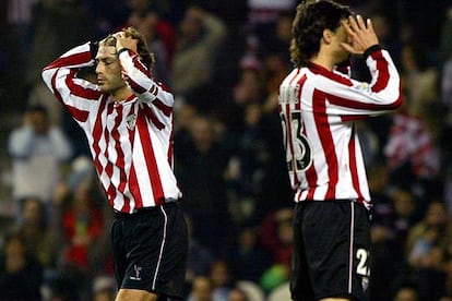 Guerrero (a la izquierda) y Aduriz se lamentan tras uno de los goles del Deportivo.