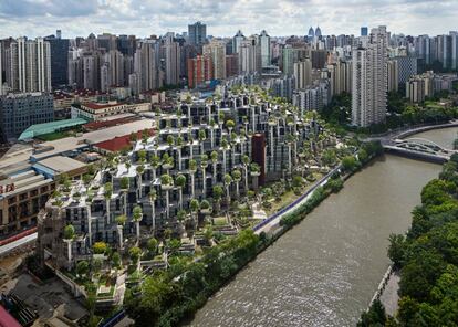 De nuevo nos encontramos ante un complejo de edificios que hace pensar en cadenas montañosas. De hecho, según el propio estudio del británico <a href="http://www.heatherwick.com/" rel="nofollow" target="_blank">Thomas Heatherwick</a>, <strong>1000 Trees</strong>, en Shanghái no es una simple obra arquitectónica, sino una labor de topografía. Unos nuevos jardines colgantes de Babilonia que ocuparán 300.000 metros cuadrados en la ciudad más poblada de China, a orillas del río Suzhou. El proyecto toma su nombre de las plantas que emergerán de unos gigantescos maceteros sobre pilares de hormigón que recorren todo el exterior. De sus 46 especies distintas, la mitad serán perennes, de modo que el verdor esté asegurado todo el año.