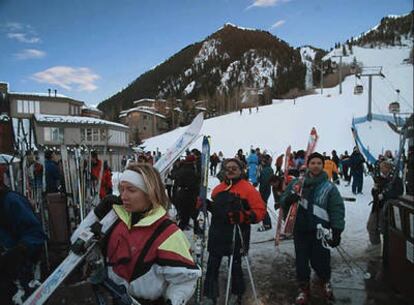 Esquiadores en la estación de Aspen, Colorado